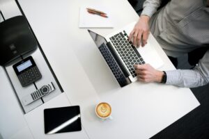 Praktiske guides om Google Ads, Meta Ads og SEO for startups og små virksomheder